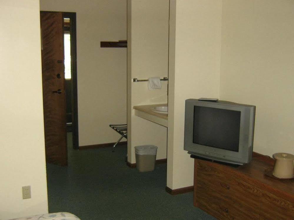 Chapel Hill Motel Brevort Luaran gambar